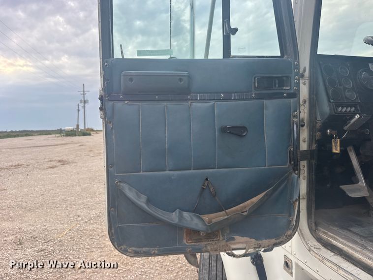 image for item DY3084 1990 International 9400 semi truck