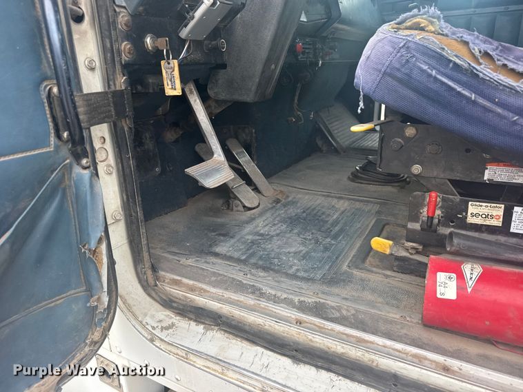 image for item DY3084 1990 International 9400 semi truck