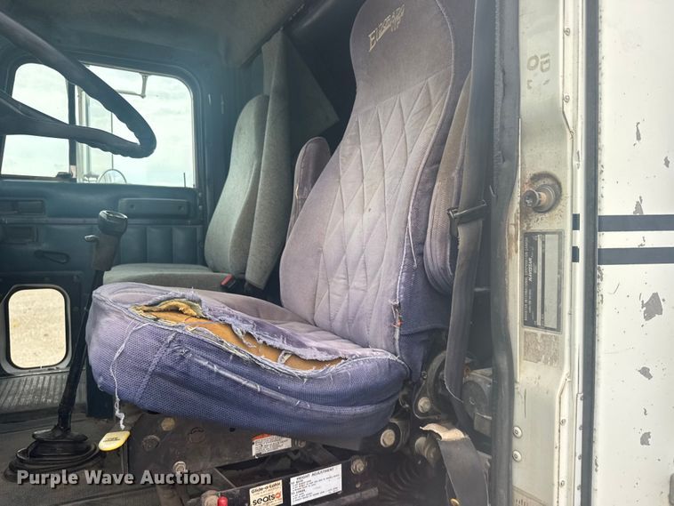 image for item DY3084 1990 International 9400 semi truck