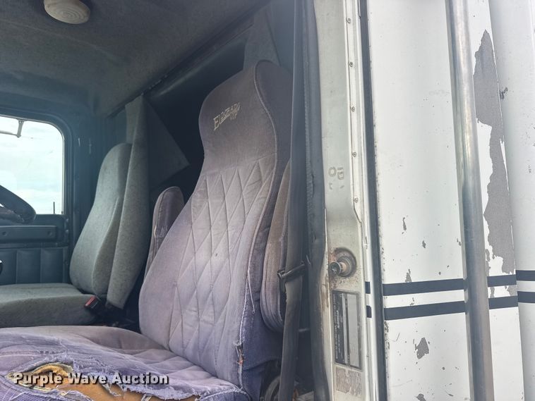 image for item DY3084 1990 International 9400 semi truck