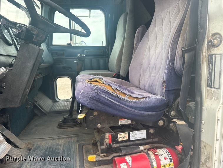 image for item DY3084 1990 International 9400 semi truck