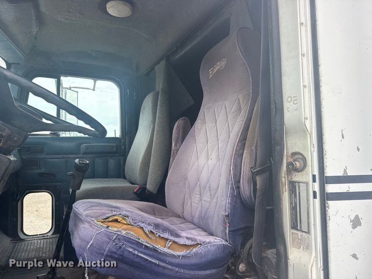 image for item DY3084 1990 International 9400 semi truck