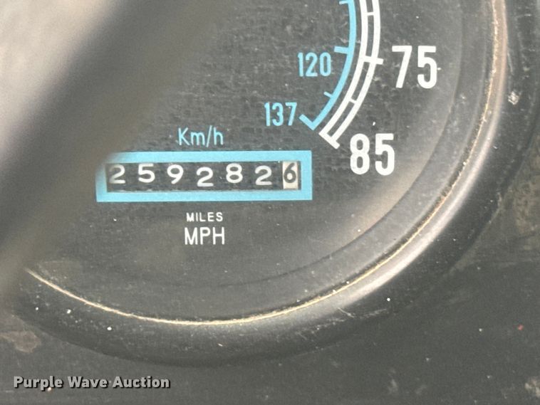 image for item DY3084 1990 International 9400 semi truck