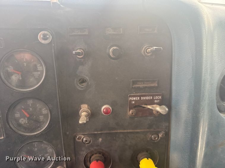 image for item DY3084 1990 International 9400 semi truck