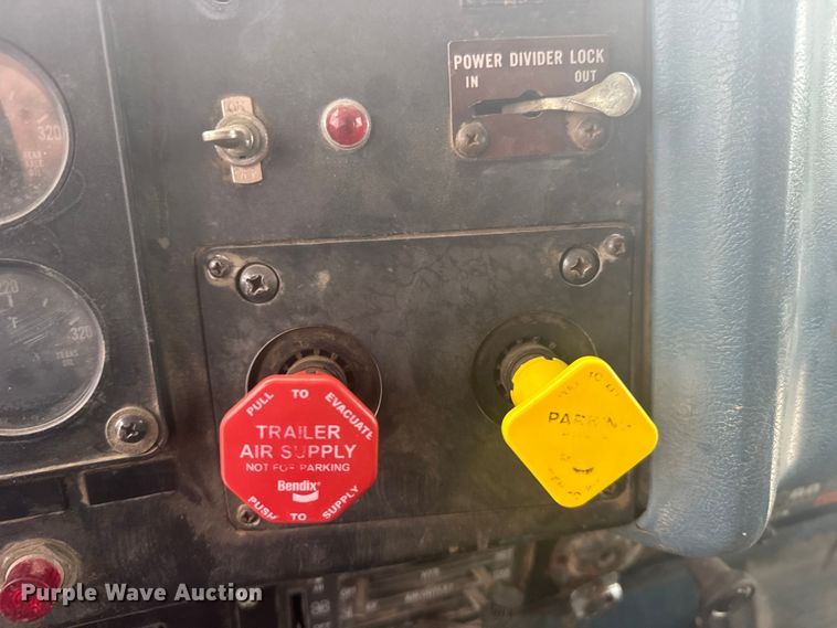 image for item DY3084 1990 International 9400 semi truck