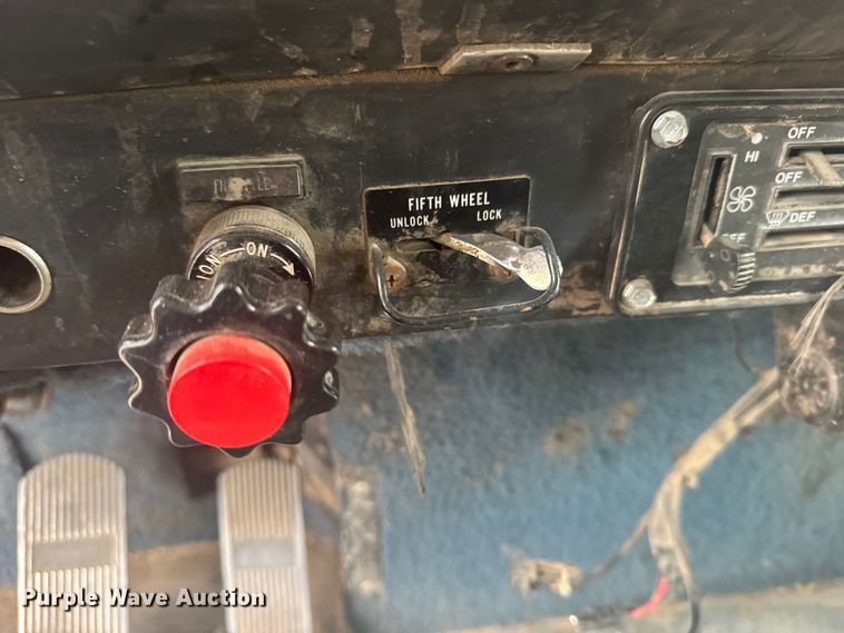 image for item DY3084 1990 International 9400 semi truck