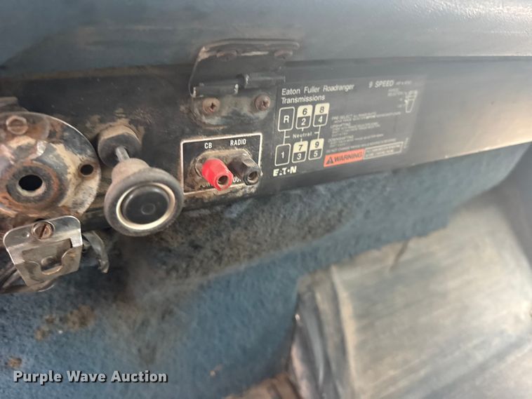 image for item DY3084 1990 International 9400 semi truck