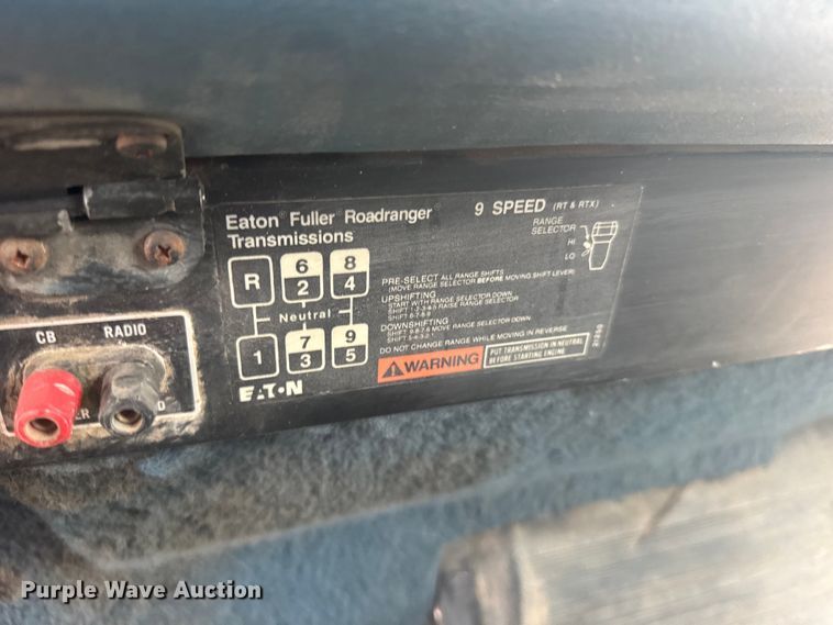 image for item DY3084 1990 International 9400 semi truck