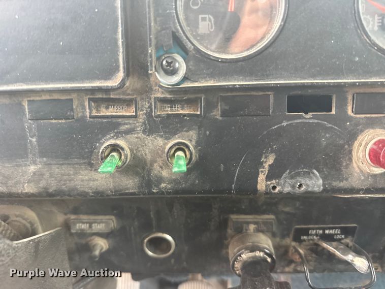 image for item DY3084 1990 International 9400 semi truck