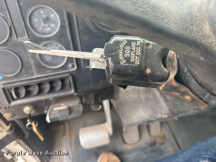 image for item DY3084 1990 International 9400 semi truck