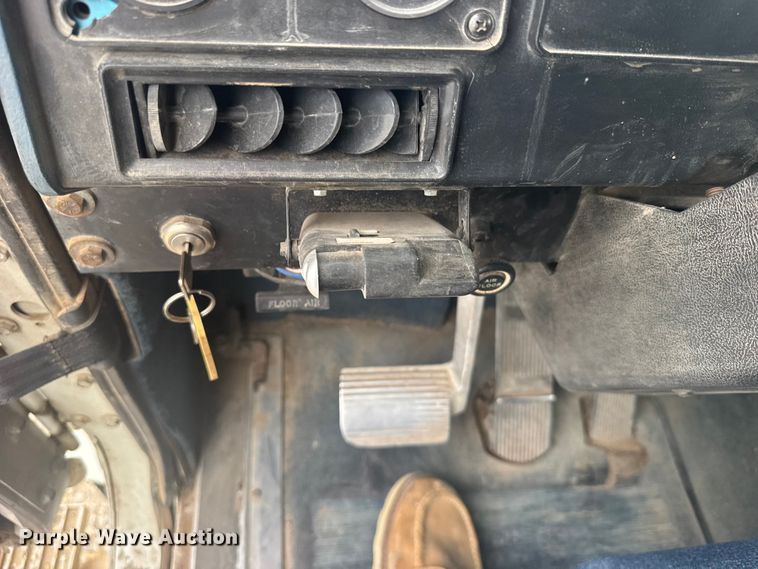 image for item DY3084 1990 International 9400 semi truck