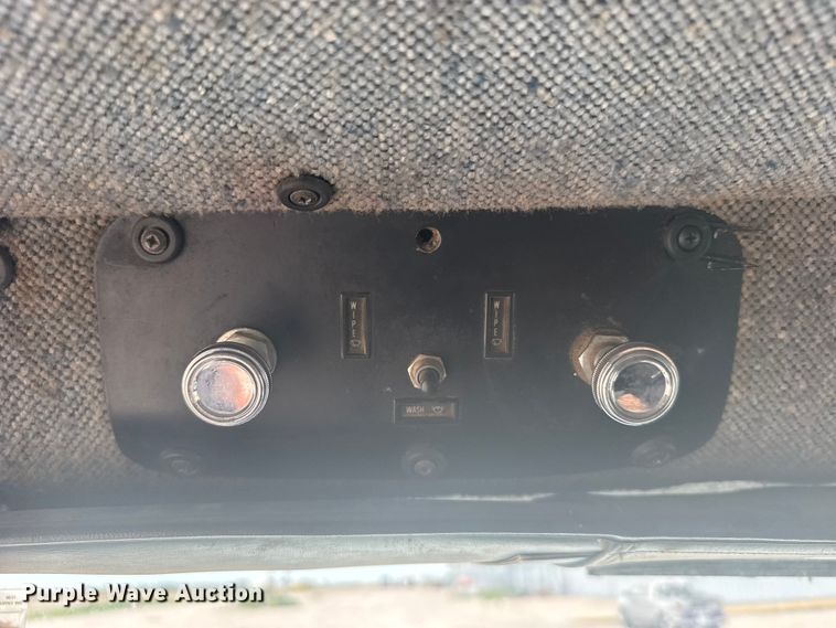 image for item DY3084 1990 International 9400 semi truck