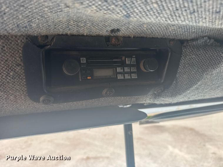 image for item DY3084 1990 International 9400 semi truck