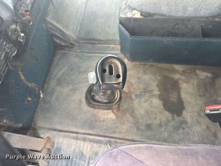 image for item DY3084 1990 International 9400 semi truck