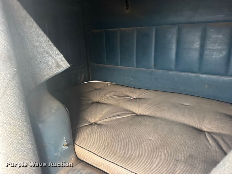 image for item DY3084 1990 International 9400 semi truck