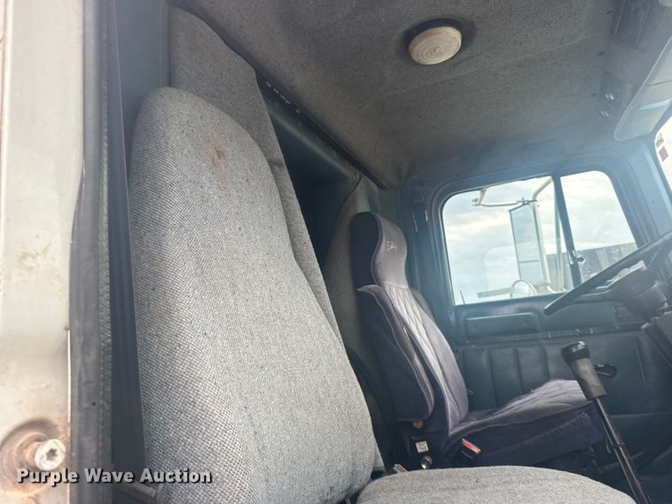 image for item DY3084 1990 International 9400 semi truck