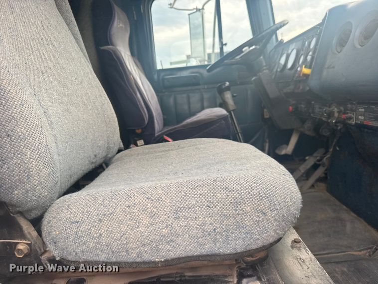 image for item DY3084 1990 International 9400 semi truck