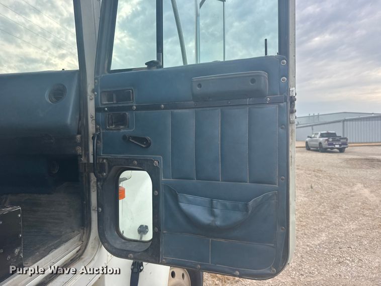 image for item DY3084 1990 International 9400 semi truck