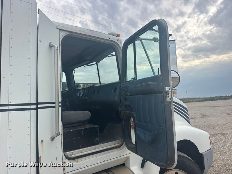 image for item DY3084 1990 International 9400 semi truck