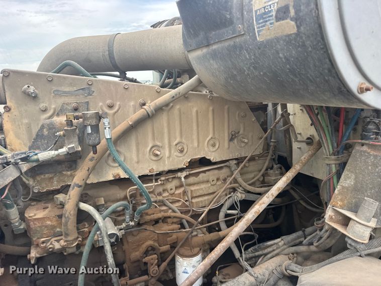 image for item DY3084 1990 International 9400 semi truck
