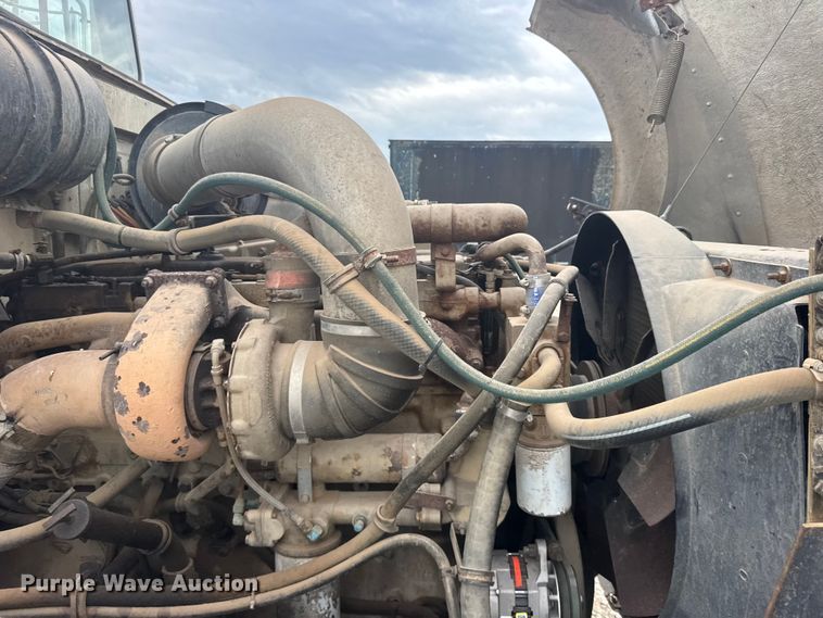 image for item DY3084 1990 International 9400 semi truck