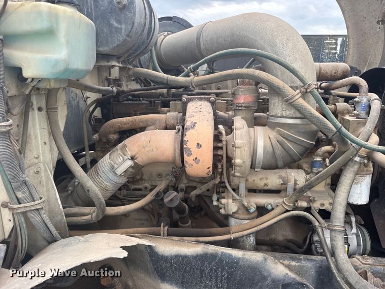 image for item DY3084 1990 International 9400 semi truck