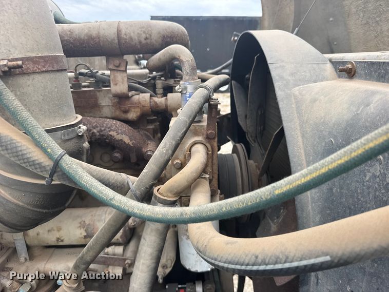 image for item DY3084 1990 International 9400 semi truck