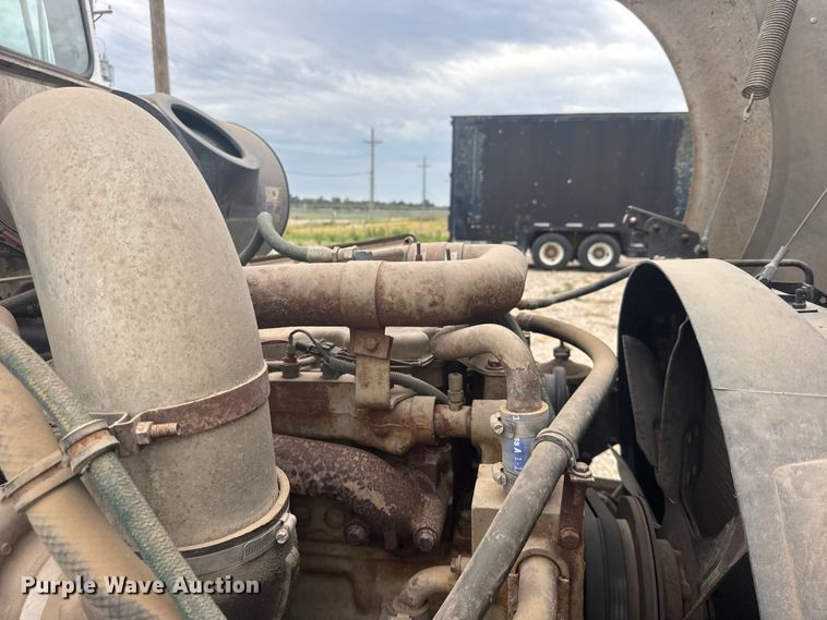 image for item DY3084 1990 International 9400 semi truck