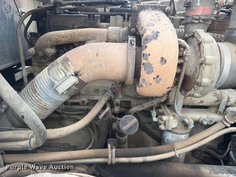 image for item DY3084 1990 International 9400 semi truck