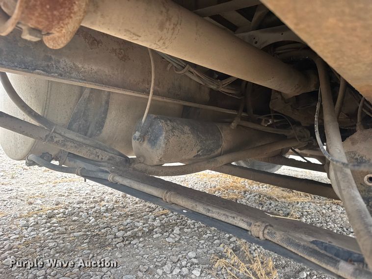 image for item DY3084 1990 International 9400 semi truck