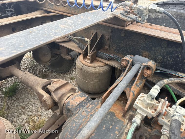 image for item DY3084 1990 International 9400 semi truck