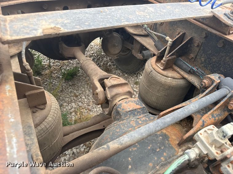 image for item DY3084 1990 International 9400 semi truck
