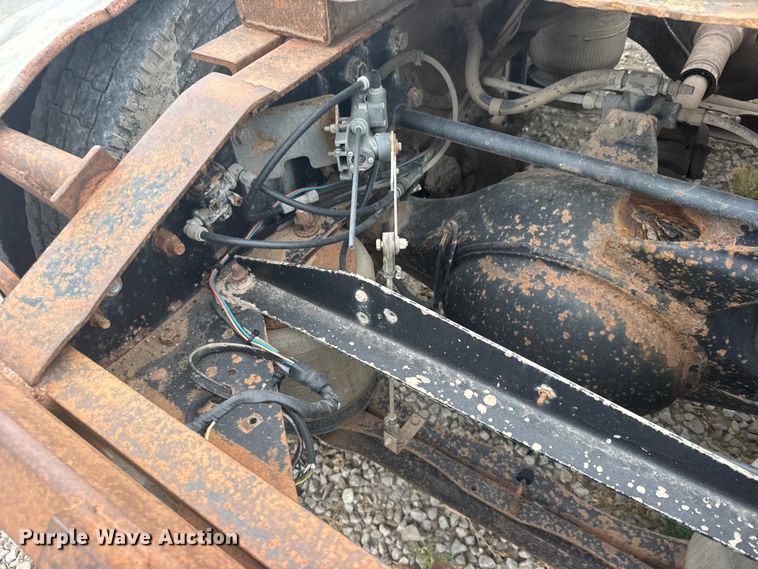 image for item DY3084 1990 International 9400 semi truck