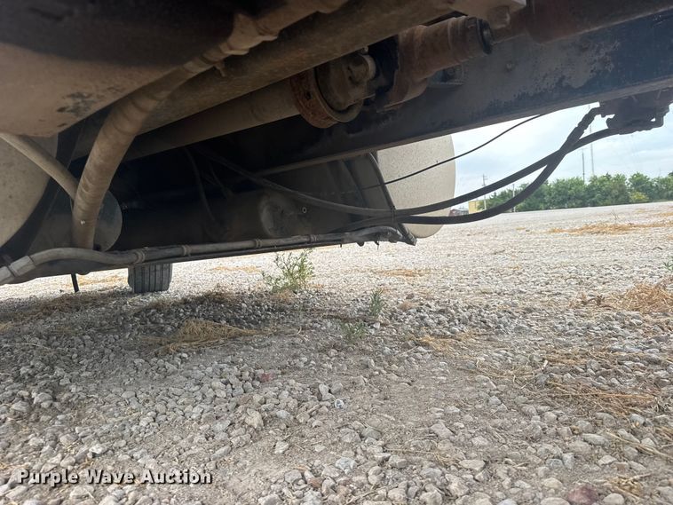 image for item DY3084 1990 International 9400 semi truck