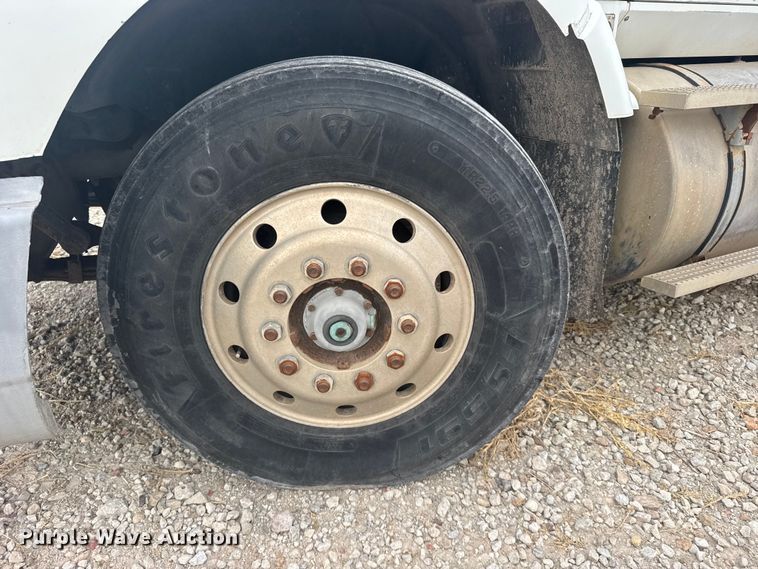 image for item DY3084 1990 International 9400 semi truck