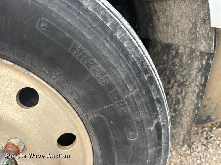 image for item DY3084 1990 International 9400 semi truck