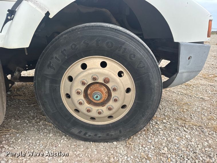 image for item DY3084 1990 International 9400 semi truck