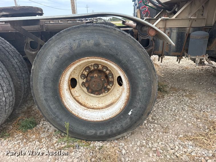 image for item DY3084 1990 International 9400 semi truck