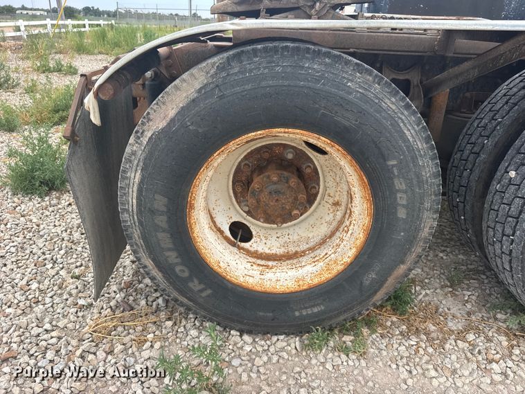 image for item DY3084 1990 International 9400 semi truck