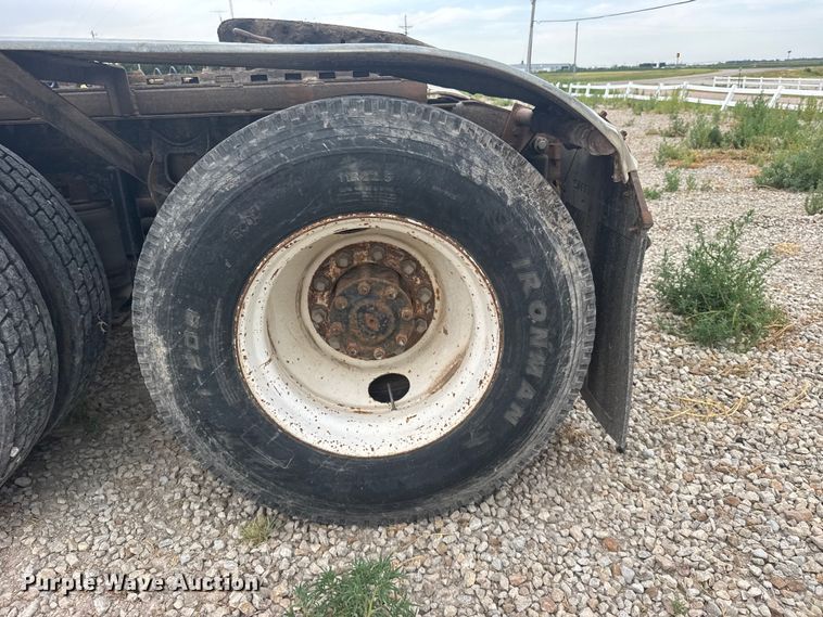 image for item DY3084 1990 International 9400 semi truck
