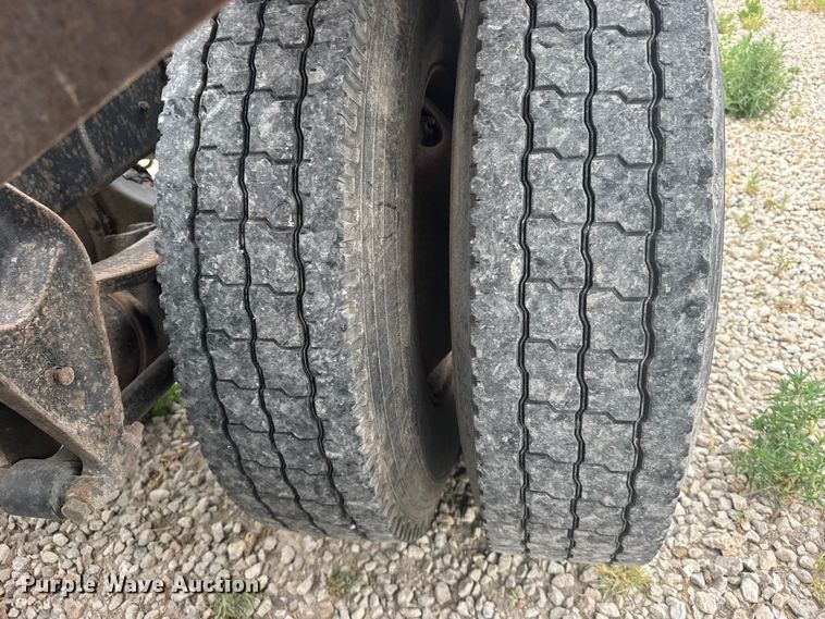 image for item DY3084 1990 International 9400 semi truck