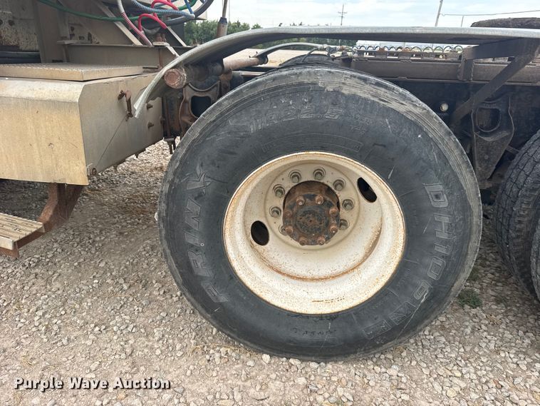 image for item DY3084 1990 International 9400 semi truck