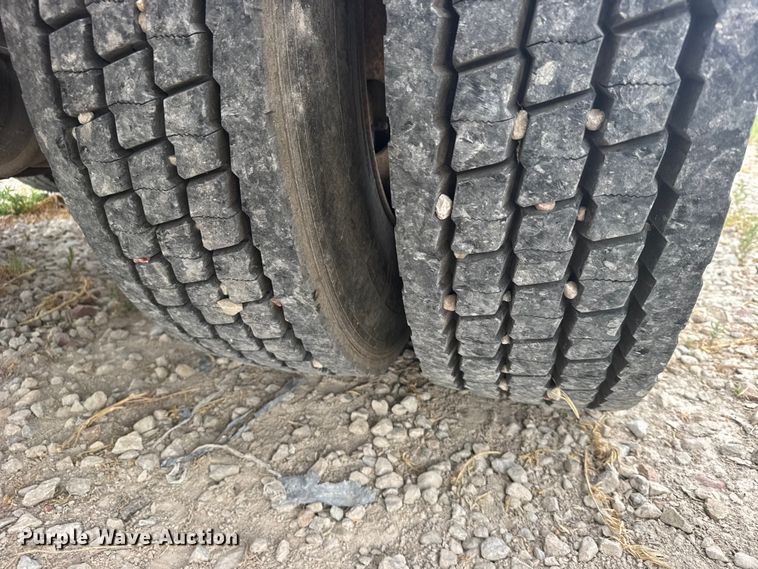 image for item DY3084 1990 International 9400 semi truck