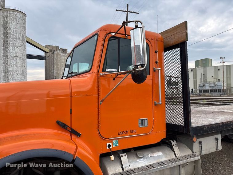 image for item DZ4531 1993 Freightliner flatbed truck
