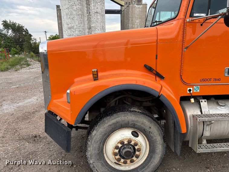 image for item DZ4531 1993 Freightliner flatbed truck