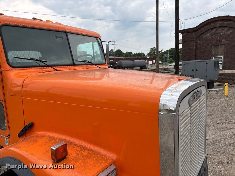 image for item DZ4531 1993 Freightliner flatbed truck
