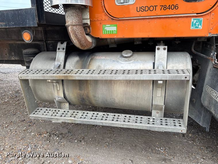 image for item DZ4531 1993 Freightliner flatbed truck