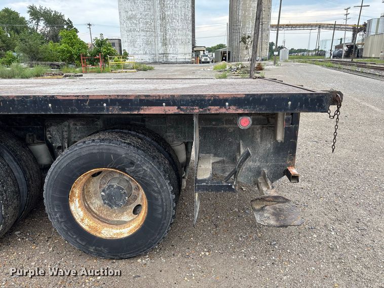 image for item DZ4531 1993 Freightliner flatbed truck