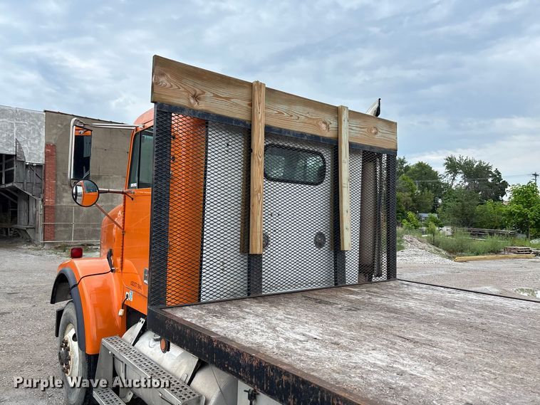 image for item DZ4531 1993 Freightliner flatbed truck