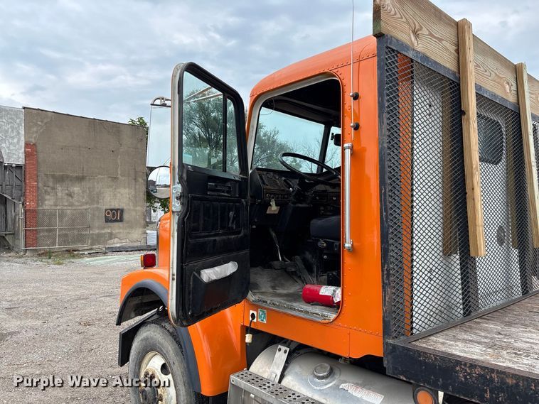 image for item DZ4531 1993 Freightliner flatbed truck